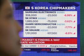 Una pantalla muestra los datos de cotización de fabricantes surcoreanos de chips, en la sala de operaciones de divisas en la sede de Hana Bank en Seúl, Corea del Su.
