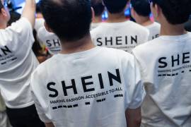 El logo de la empresa de fast-fashion Shein, en camisetas durante el acto de salida a bolsa de la firma, en Hong Kong, el 1 de septiembre de 2026.