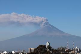 El volcán Popocatépetl emitió una enorme fumarola. El semáforo de alerta volcánica continúa en amarillo fase II.