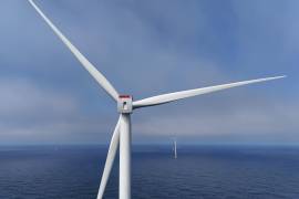 ARCHIVO - Esta fotografía del 23 de abril de 2026 muestra turbinas en el parque eólico marino Sunrise Wind, actualmente en construcción frente a la costa de Montauk Point, Nueva York.