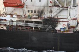 El barco estadounidense Genco Picardy, que fue atacado por drones lanzados por los rebeldes hutíes de Yemen, en el Golfo de Adén, el 18 de enero de 2024.