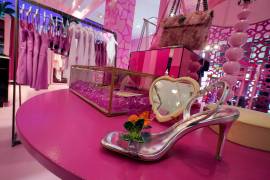Productos con temática de Barbie se exhiben en una sección especial en la tienda Bloomingdale’s en Nueva York.