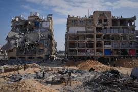 Vista de edificios destruidos por los bombardeos el Ejército israelí en Khan Younis, en el sur de la Franja de Gaza.