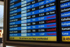 Una pantalla de estado de vuelo muestra vuelos cancelados al área de Dallas-Fort Worth, Texas, desde el Aeropuerto Internacional de Salt Lake City en medio de una tormenta invernal en Salt Lake City.