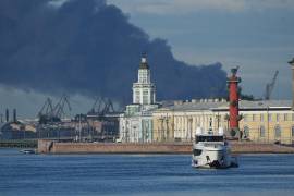 Una columna de humo negro se observa sobre el puerto de San Petersburgo, Rusia, el miércoles 3 de junio de 2026, tras un ataque con drones ucranianos.