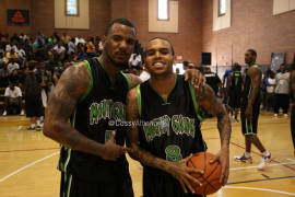 Video: Chris Brown y The Game se echan 'un pase' durante juego de estrellas del Hip-Hop