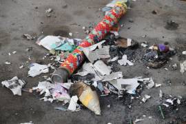 Restos de artefactos detonados evidencian el impacto de su uso tras celebraciones.