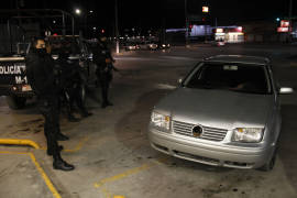 Policía dispara desde auto en movimiento y siembra pánico en Saltillo