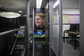 Un cartel de Jair Bolsonaro, expresidente de Brasil, en la sede de su partido, el Partido Liberal, en Brasilia, el 14 de enero de 2025. Acosado por investigaciones criminales y acusado de dirigir activamente un intento de golpe de Estado después de su derrota electoral, Bolsonaro espera que Donald Trump cambie la política brasileña y tal vez lo mantenga como un hombre libre.