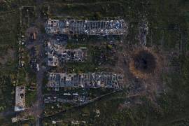 Una vista aérea de un cráter de un ataque ruso y una granja destruida, en el área recientemente recuperada de la región de Kharkiv, Ucrania.