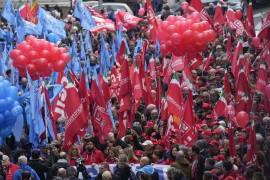 Un grupo de manifestantes se reúne en una huelga nacional de los sectores público y privado, convocada por los sindicatos, para protestar contra la ley del presupuesto gubernamental, en Roma, hoy viernes 29 de noviembre de 2024. FOTO: AP.