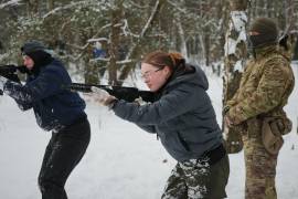 Participantes del curso táctico de la 3.ª Brigada de Asalto en su examen final para civiles en el Centro Regional de Kiev para la preparación de la población para la resistencia nacional de Ucrania.