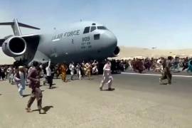 Lo anterior también fue evidenciado por medio de varios videos en los que se apreciaba cómo cientos de afganos en pánico se subían al avión