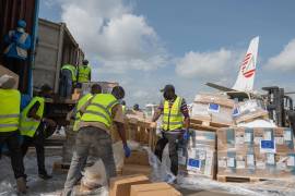 Trabajadores descargan suministros médicos y de emergencia donados por la Unión Europea para apoyar a los trabajadores de primera línea que combaten un brote de ébola, informó la agencia AP.
