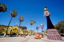 Se construye una Catrina monumental de 20 metros y un catrín de 12 metros, que serán el emblema visual del festival.