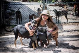 Mujer rescató a 97 perros callejeros del huracán 'Dorian'
