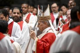 El Papa León XIV preside una misa por la inaguración del año académico en la Universidad Pontificia en la plaza de San Pedro, en el Vaticano.