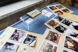 En esta foto del 24 de septiembre de 2021, un casete con una entrevista que cuatro chicos daneses le hicieron a John Lennon y Yoko Ono en 1970 se exhibe junto a varias fotografías en la casa de subastas Bruun Rasmussen en Copenhague. El casete se vendió por 370,000 coronas (58,240 dólares). AP/Ida Marie Odgaard/Ritzau Scanpix