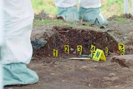 Personal de antropología forense realiza estudios para establecer las características de la persona a la que pertenecieron los restos.
