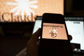Una persona sostiene un teléfono con el logotipo de la inteligencia artificial (IA) Anthropic, Claude.