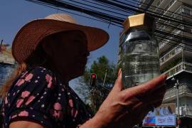 Basado en un estudio independiente presentado por los vecinos de la alcaldía Benito Juárez de la Ciudad de México, el agua contaminada contiene derivados del petróleo y cloroformo.