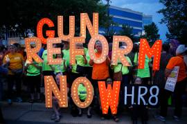 Cientos personas acuden a la vigilia por tiroteos ante la sede de la NRA