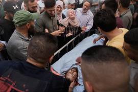 Varias personas lloran sobre el cuerpo de Jawad Ramadan, quien fue asesinado por fuerzas israelíes cerca de la localidad de Tell, luego de que su cuerpo fue trasladado a un hospital de la ciudad cisjordana de Nablus.