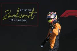 Oscar Piastri festeja su pole position en Zandvoort, donde McLaren colocó a sus dos autos en la primera fila.
