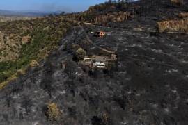 Un área arrasada por un incendio forestal rodea estructuras en El Tiemblo, provincia de Ávila, España, el jueves 30 de julio de 2026.