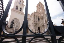 Coronavirus: Lava Raúl Vera pies al Obispo Emérito de Saltillo, a puerta cerrada