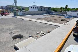 Personal trabaja en la construcción de andadores como parte del área verde que se desarrolla en la colonia San Salvador.