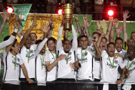 Salcedo y Marco Fabián celebran con cerveza su triunfo en Alemania