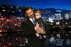 Con su hijo en brazos Jimmy Kimmel pide seguro para niños