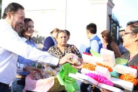 Reparten pan de muertos en los panteones de Monclova