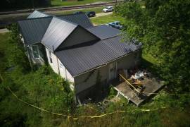 Cinta policial rodea una vivienda donde, según las autoridades, se llevaron a 16 niños y se arrestó a cuatro adultos en Hamden, Ohio, el miércoles 1 de julio de 2026.