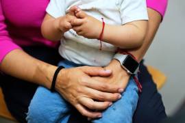 Una mujer y su hijo de 16 meses esperan para ver a un médico en una clínica de CommuniCARE+OLE en Davis, California, el 26 de junio de 2025.