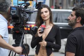 Emily Ratajkowski hace alarde de su figura en el nuevo comercial de Coca-Cola