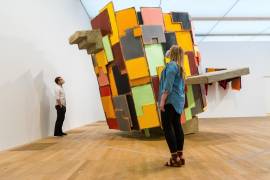 Dos personas contemplan algunas obras de la artista Phyllida Barlow en la Tate Modern Gallery en Londres, Gran Bretaña. EFE/EPA/Vickie Flores