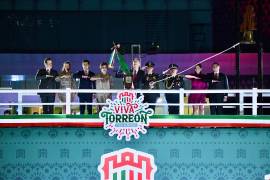 El alcalde Román Alberto Cepeda encabezó el Grito de Independencia en la Plaza Mayor ante más de 110 mil personas.