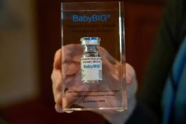 Una caja de cristal con un vial de BabyBIG, el tratamiento para el botulismo infantil, se muestra el 21 de noviembre de 2025 en Aos Altos, California.