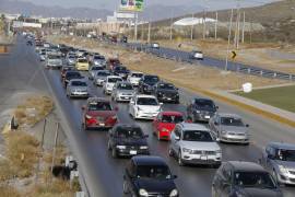 Abarrotan regios Saltillo ante cierre de comercios en Nuevo León