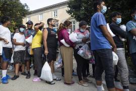 Dos autobuses con entre 75 y un centenar de migrantes enviados por el gobernador de Texas, Greg Abbott, llegaron a la residencia oficial de la vicepresidenta de Estados Unidos, Kamala Harris.