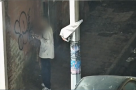 Cámaras del C2 captaron a un hombre realizando grafiti en la Zona Centro de Saltillo.