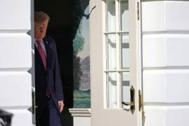 El presidente Donald Trump camina para hablar con los periodistas antes de partir a bordo del Marine One desde el jardín sur de la Casa Blanca, el lunes 19 de octubre de 2026, en Washington.