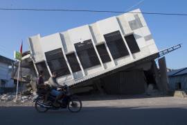 El sismo del sábado por la mañana dejó daños generalizados, con edificios derrumbados sobre autos estacionados, viviendas destrozadas y árboles y rocas que bloqueaban carreteras.
