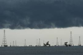Nubes formadas sobre bombas de extracción y torres de transmisión en el lago Maracaibo en Cabimas, Venezuela, el 1 de septiembre de 2026.