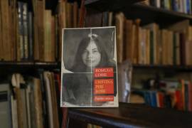 Un ejemplar del libro “Papeles críticos” de la escritora Cristina Peri Rossi es registrado en la librería Linardi y Risso, en el casco histórico de Montevideo, la Ciudad Vieja.