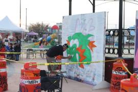 Artistas urbanos locales realizaron grafitis en paneles frente al público, mostrando todo el proceso creativo.