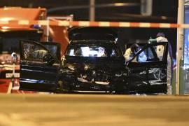 Forenses trabajan en un auto dañado con las puertas abiertas después de que un conductor arremetiera contra un bullicioso mercado navideño en Magdeburgo, Alemania, la madrugada del sábado 21 de diciembre de 2024. FOTO: AP.