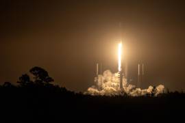 La nave espacial PACE de la NASA a bordo de un cohete SpaceX Falcon 9 despega del Complejo de Lanzamiento Espacial 40 de la Estación de la Fuerza Espacial de Cabo Cañaveral, en Florida